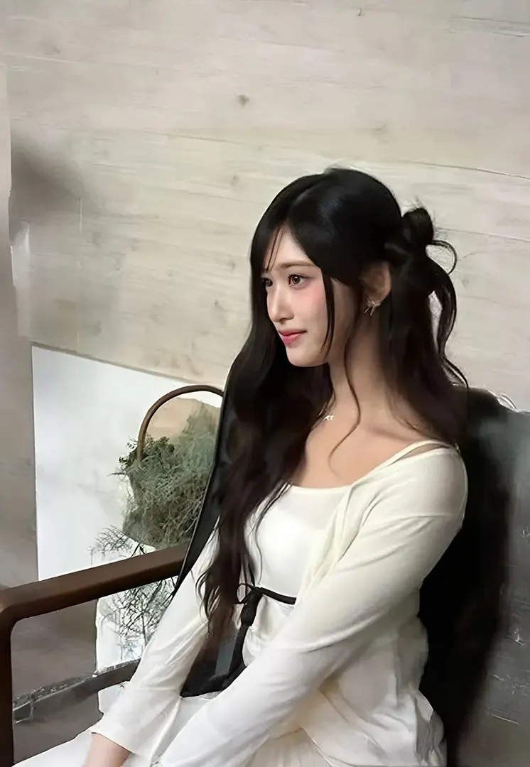 Leeseo (IVE) Photo 1
